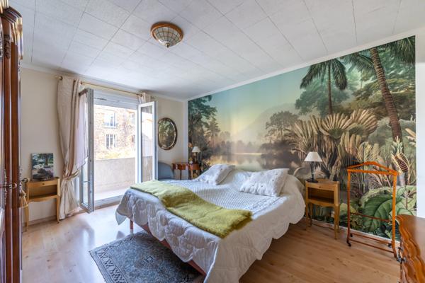 Maison familiale avec jardin arboré dans rue calme à proximité des commerces & transports