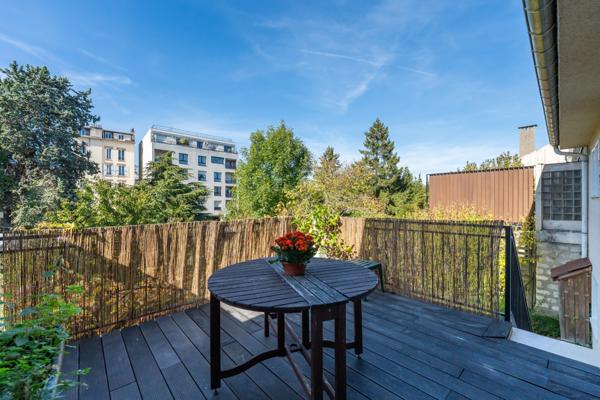Maison familiale avec jardin arboré dans rue calme à proximité des commerces & transports