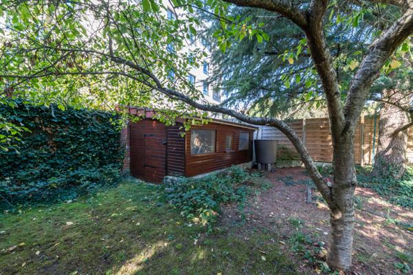 Maison familiale avec jardin arboré dans rue calme à proximité des commerces & transports