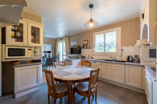 Maison familiale avec jardin arboré dans rue calme à proximité des commerces & transports