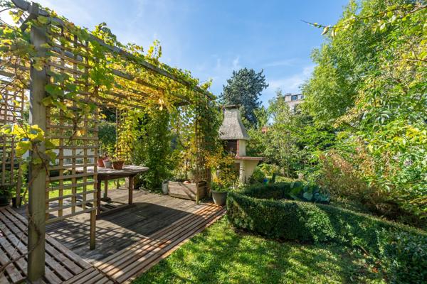 Maison familiale avec jardin arboré dans rue calme à proximité des commerces & transports