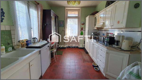 Charmante maison en pierre et brique, beau terrain avec un puit, garage