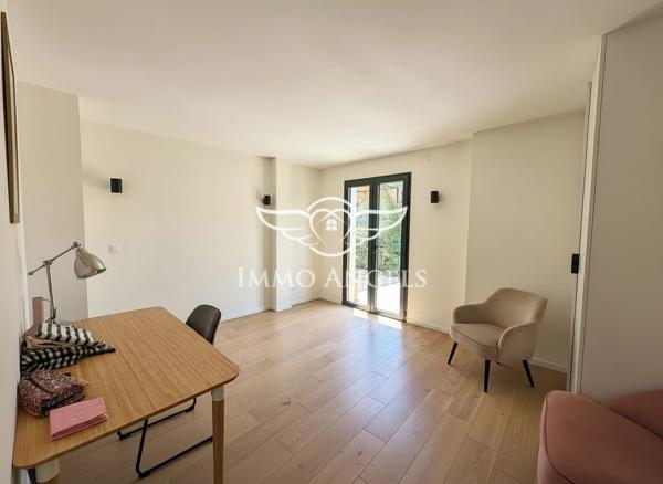 Nîmes ouest , villa rénovée,  plain pied, 4 chambres, piscine, garage, petite dépendance