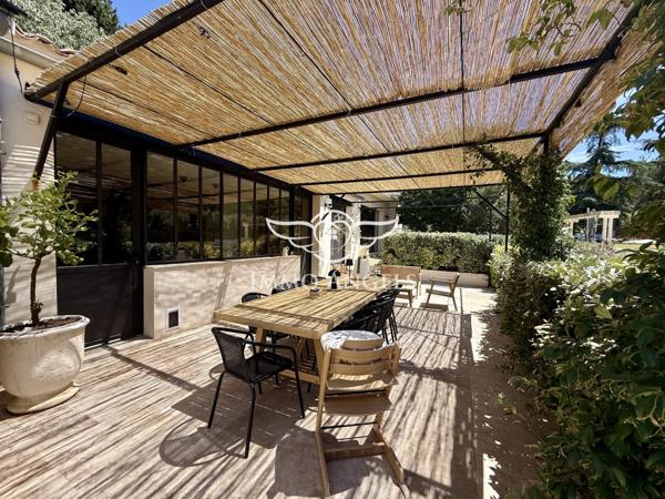 Nîmes ouest , villa rénovée,  plain pied, 4 chambres, piscine, garage, petite dépendance