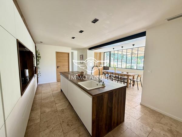 Nîmes ouest , villa rénovée,  plain pied, 4 chambres, piscine, garage, petite dépendance