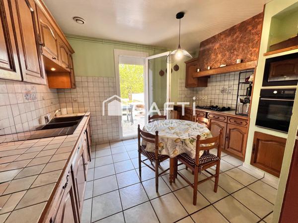 Maison de plain-pied 103 m² – 4 chambres – Terrain 2 000 m² – Garages & ateliers