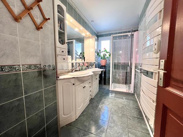 Maison de plain-pied 103 m² – 4 chambres – Terrain 2 000 m² – Garages & ateliers