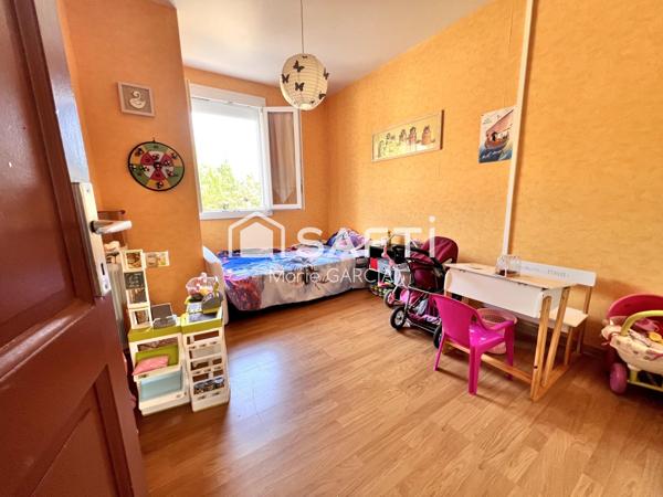 Maison de plain-pied 103 m² – 4 chambres – Terrain 2 000 m² – Garages & ateliers