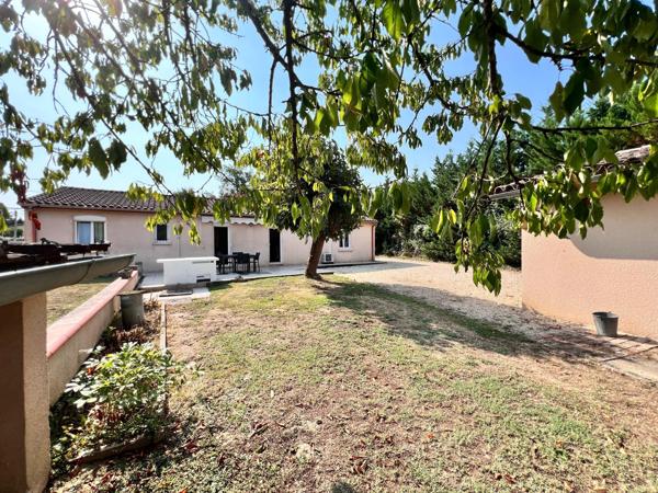 Maison de plain-pied 103 m² – 4 chambres – Terrain 2 000 m² – Garages & ateliers