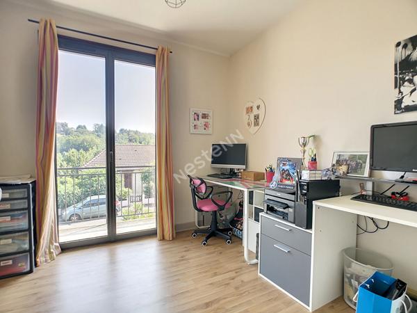 Maison rénovée à vendre à Cosnac en lotissement - 5 chambres - 1 bureau - climatisation - 1 garage - Idéal grande famille