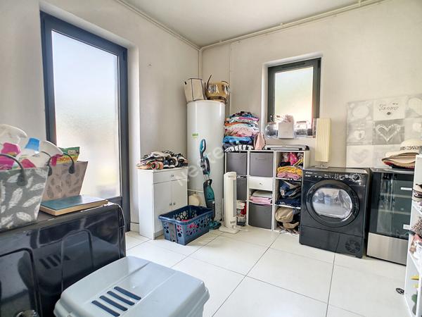 Maison rénovée à vendre à Cosnac en lotissement - 5 chambres - 1 bureau - climatisation - 1 garage - Idéal grande famille