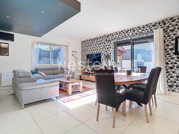 Maison rénovée à vendre à Cosnac en lotissement - 5 chambres - 1 bureau - climatisation - 1 garage - Idéal grande famille