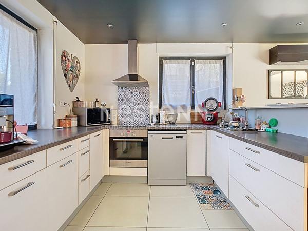 Maison rénovée à vendre à Cosnac en lotissement - 5 chambres - 1 bureau - climatisation - 1 garage - Idéal grande famille