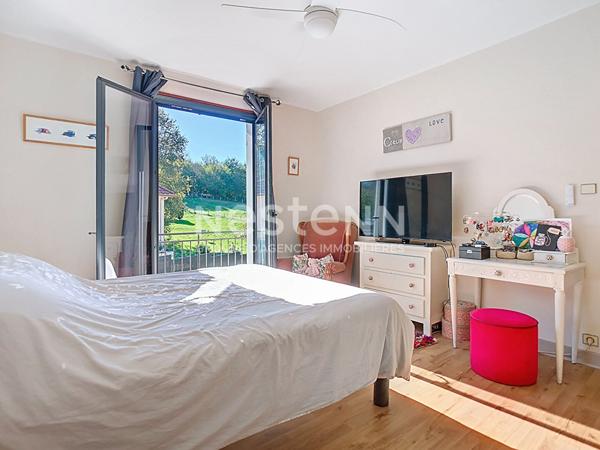 Maison rénovée à vendre à Cosnac en lotissement - 5 chambres - 1 bureau - climatisation - 1 garage - Idéal grande famille