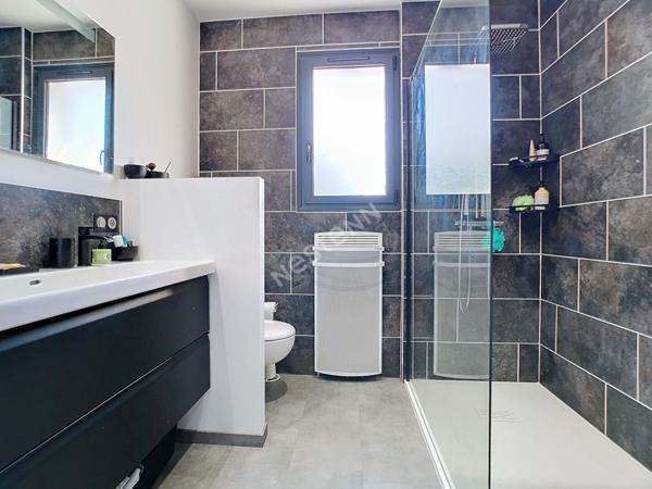 Maison rénovée à vendre à Cosnac en lotissement - 5 chambres - 1 bureau - climatisation - 1 garage - Idéal grande famille