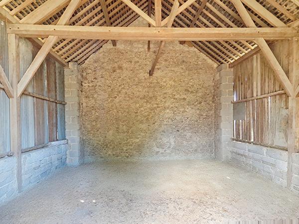 Maison à rénover et grange de 60m2 à Bauné Loire-Authion