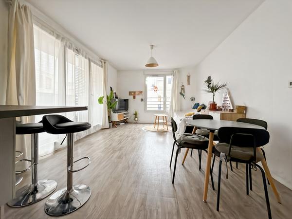 F3 au coeur de ville avec terrasse et 1 place de parking en sous sol