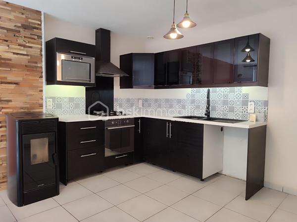 Idéalement située au centre-ville de Fleurance, cette charmante maison rénovée et baignée de lumière vous offre un mode de vie privilégié où tout se fait à pied : commerces, services, cinéma, théâtre,école,collège, bibliothèque et les deux marchés hebdomadaires sont accessibles en moins de 5 minutes.
Que vous recherchiez le confort absolu du plein-pied ou un premier nid douillet évolutif pour votre famille, ce bien s'adapte à tous vos projets.
Au rez-de-chaussée :
Une vie de plein-pied facilitée avec une chambre dédiée et une salle d'eau moderne équipée d'une douche à l'italienne.
Une pièce de vie agréable avec une cuisine moderne et fonctionnelle.
À l'étage :
Trois chambres lumineuses , de grands placards aménagés
Une salle de bain
Des combles aménageables offrant un beau potentiel d'agrandissement.
Les extérieurs et annexes :
Une cour privative, intime et totalement à l'abri des regards pour profiter des beaux jours au calme.
Une dépendance avec étage (accessible depuis la cour ou par une ruelle) à aménager selon vos envies (atelier, studio, bureau).
Côté prestations : Isolation efficace et menuiseries double vitrage PVC , moustiquaires.
Chauffage performant et économique par poêle à granulés (pellets).
Un bien rare combinant confort moderne, charme et accessibilité tout-à-pied.
CONTACT :Christine ROUVIÈRE — 06 62 36 31 12