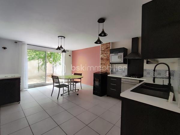Idéalement située au centre-ville de Fleurance, cette charmante maison rénovée et baignée de lumière vous offre un mode de vie privilégié où tout se fait à pied : commerces, services, cinéma, théâtre,école,collège, bibliothèque et les deux marchés hebdomadaires sont accessibles en moins de 5 minutes.
Que vous recherchiez le confort absolu du plein-pied ou un premier nid douillet évolutif pour votre famille, ce bien s'adapte à tous vos projets.
Au rez-de-chaussée :
Une vie de plein-pied facilitée avec une chambre dédiée et une salle d'eau moderne équipée d'une douche à l'italienne.
Une pièce de vie agréable avec une cuisine moderne et fonctionnelle.
À l'étage :
Trois chambres lumineuses , de grands placards aménagés
Une salle de bain
Des combles aménageables offrant un beau potentiel d'agrandissement.
Les extérieurs et annexes :
Une cour privative, intime et totalement à l'abri des regards pour profiter des beaux jours au calme.
Une dépendance avec étage (accessible depuis la cour ou par une ruelle) à aménager selon vos envies (atelier, studio, bureau).
Côté prestations : Isolation efficace et menuiseries double vitrage PVC , moustiquaires.
Chauffage performant et économique par poêle à granulés (pellets).
Un bien rare combinant confort moderne, charme et accessibilité tout-à-pied.
CONTACT :Christine ROUVIÈRE — 06 62 36 31 12