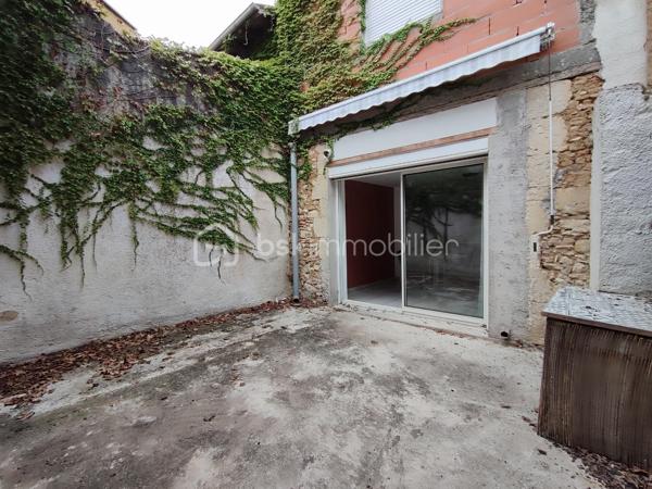 Idéalement située au centre-ville de Fleurance, cette charmante maison rénovée et baignée de lumière vous offre un mode de vie privilégié où tout se fait à pied : commerces, services, cinéma, théâtre,école,collège, bibliothèque et les deux marchés hebdomadaires sont accessibles en moins de 5 minutes.
Que vous recherchiez le confort absolu du plein-pied ou un premier nid douillet évolutif pour votre famille, ce bien s'adapte à tous vos projets.
Au rez-de-chaussée :
Une vie de plein-pied facilitée avec une chambre dédiée et une salle d'eau moderne équipée d'une douche à l'italienne.
Une pièce de vie agréable avec une cuisine moderne et fonctionnelle.
À l'étage :
Trois chambres lumineuses , de grands placards aménagés
Une salle de bain
Des combles aménageables offrant un beau potentiel d'agrandissement.
Les extérieurs et annexes :
Une cour privative, intime et totalement à l'abri des regards pour profiter des beaux jours au calme.
Une dépendance avec étage (accessible depuis la cour ou par une ruelle) à aménager selon vos envies (atelier, studio, bureau).
Côté prestations : Isolation efficace et menuiseries double vitrage PVC , moustiquaires.
Chauffage performant et économique par poêle à granulés (pellets).
Un bien rare combinant confort moderne, charme et accessibilité tout-à-pied.
CONTACT :Christine ROUVIÈRE — 06 62 36 31 12
