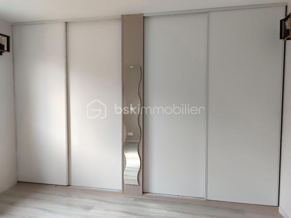 Idéalement située au centre-ville de Fleurance, cette charmante maison rénovée et baignée de lumière vous offre un mode de vie privilégié où tout se fait à pied : commerces, services, cinéma, théâtre,école,collège, bibliothèque et les deux marchés hebdomadaires sont accessibles en moins de 5 minutes.
Que vous recherchiez le confort absolu du plein-pied ou un premier nid douillet évolutif pour votre famille, ce bien s'adapte à tous vos projets.
Au rez-de-chaussée :
Une vie de plein-pied facilitée avec une chambre dédiée et une salle d'eau moderne équipée d'une douche à l'italienne.
Une pièce de vie agréable avec une cuisine moderne et fonctionnelle.
À l'étage :
Trois chambres lumineuses , de grands placards aménagés
Une salle de bain
Des combles aménageables offrant un beau potentiel d'agrandissement.
Les extérieurs et annexes :
Une cour privative, intime et totalement à l'abri des regards pour profiter des beaux jours au calme.
Une dépendance avec étage (accessible depuis la cour ou par une ruelle) à aménager selon vos envies (atelier, studio, bureau).
Côté prestations : Isolation efficace et menuiseries double vitrage PVC , moustiquaires.
Chauffage performant et économique par poêle à granulés (pellets).
Un bien rare combinant confort moderne, charme et accessibilité tout-à-pied.
CONTACT :Christine ROUVIÈRE — 06 62 36 31 12