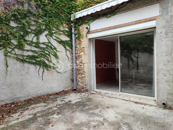 Idéalement située au centre-ville de Fleurance, cette charmante maison rénovée et baignée de lumière vous offre un mode de vie privilégié où tout se fait à pied : commerces, services, cinéma, théâtre,école,collège, bibliothèque et les deux marchés hebdomadaires sont accessibles en moins de 5 minutes.
Que vous recherchiez le confort absolu du plein-pied ou un premier nid douillet évolutif pour votre famille, ce bien s'adapte à tous vos projets.
Au rez-de-chaussée :
Une vie de plein-pied facilitée avec une chambre dédiée et une salle d'eau moderne équipée d'une douche à l'italienne.
Une pièce de vie agréable avec une cuisine moderne et fonctionnelle.
À l'étage :
Trois chambres lumineuses , de grands placards aménagés
Une salle de bain
Des combles aménageables offrant un beau potentiel d'agrandissement.
Les extérieurs et annexes :
Une cour privative, intime et totalement à l'abri des regards pour profiter des beaux jours au calme.
Une dépendance avec étage (accessible depuis la cour ou par une ruelle) à aménager selon vos envies (atelier, studio, bureau).
Côté prestations : Isolation efficace et menuiseries double vitrage PVC , moustiquaires.
Chauffage performant et économique par poêle à granulés (pellets).
Un bien rare combinant confort moderne, charme et accessibilité tout-à-pied.
CONTACT :Christine ROUVIÈRE — 06 62 36 31 12