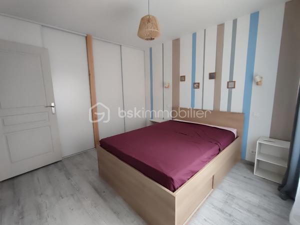Idéalement située au centre-ville de Fleurance, cette charmante maison rénovée et baignée de lumière vous offre un mode de vie privilégié où tout se fait à pied : commerces, services, cinéma, théâtre,école,collège, bibliothèque et les deux marchés hebdomadaires sont accessibles en moins de 5 minutes.
Que vous recherchiez le confort absolu du plein-pied ou un premier nid douillet évolutif pour votre famille, ce bien s'adapte à tous vos projets.
Au rez-de-chaussée :
Une vie de plein-pied facilitée avec une chambre dédiée et une salle d'eau moderne équipée d'une douche à l'italienne.
Une pièce de vie agréable avec une cuisine moderne et fonctionnelle.
À l'étage :
Trois chambres lumineuses , de grands placards aménagés
Une salle de bain
Des combles aménageables offrant un beau potentiel d'agrandissement.
Les extérieurs et annexes :
Une cour privative, intime et totalement à l'abri des regards pour profiter des beaux jours au calme.
Une dépendance avec étage (accessible depuis la cour ou par une ruelle) à aménager selon vos envies (atelier, studio, bureau).
Côté prestations : Isolation efficace et menuiseries double vitrage PVC , moustiquaires.
Chauffage performant et économique par poêle à granulés (pellets).
Un bien rare combinant confort moderne, charme et accessibilité tout-à-pied.
CONTACT :Christine ROUVIÈRE — 06 62 36 31 12