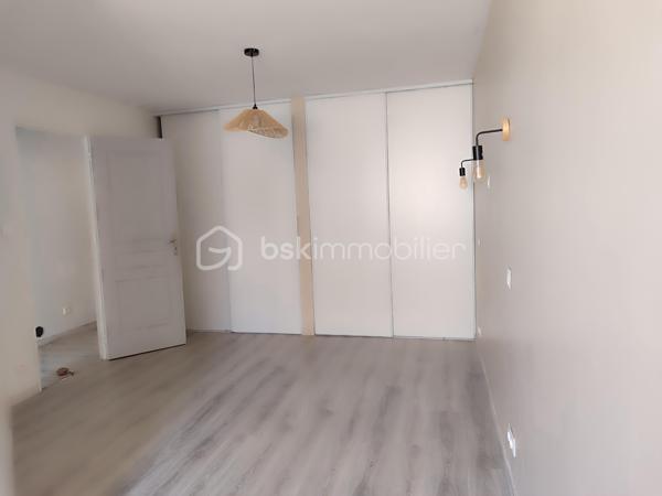 Idéalement située au centre-ville de Fleurance, cette charmante maison rénovée et baignée de lumière vous offre un mode de vie privilégié où tout se fait à pied : commerces, services, cinéma, théâtre,école,collège, bibliothèque et les deux marchés hebdomadaires sont accessibles en moins de 5 minutes.
Que vous recherchiez le confort absolu du plein-pied ou un premier nid douillet évolutif pour votre famille, ce bien s'adapte à tous vos projets.
Au rez-de-chaussée :
Une vie de plein-pied facilitée avec une chambre dédiée et une salle d'eau moderne équipée d'une douche à l'italienne.
Une pièce de vie agréable avec une cuisine moderne et fonctionnelle.
À l'étage :
Trois chambres lumineuses , de grands placards aménagés
Une salle de bain
Des combles aménageables offrant un beau potentiel d'agrandissement.
Les extérieurs et annexes :
Une cour privative, intime et totalement à l'abri des regards pour profiter des beaux jours au calme.
Une dépendance avec étage (accessible depuis la cour ou par une ruelle) à aménager selon vos envies (atelier, studio, bureau).
Côté prestations : Isolation efficace et menuiseries double vitrage PVC , moustiquaires.
Chauffage performant et économique par poêle à granulés (pellets).
Un bien rare combinant confort moderne, charme et accessibilité tout-à-pied.
CONTACT :Christine ROUVIÈRE — 06 62 36 31 12