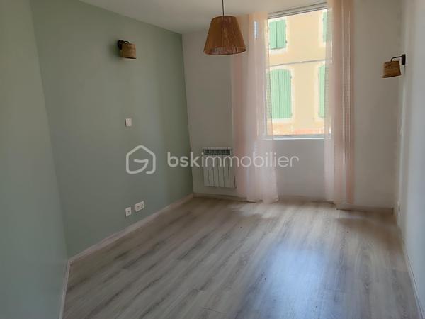Idéalement située au centre-ville de Fleurance, cette charmante maison rénovée et baignée de lumière vous offre un mode de vie privilégié où tout se fait à pied : commerces, services, cinéma, théâtre,école,collège, bibliothèque et les deux marchés hebdomadaires sont accessibles en moins de 5 minutes.
Que vous recherchiez le confort absolu du plein-pied ou un premier nid douillet évolutif pour votre famille, ce bien s'adapte à tous vos projets.
Au rez-de-chaussée :
Une vie de plein-pied facilitée avec une chambre dédiée et une salle d'eau moderne équipée d'une douche à l'italienne.
Une pièce de vie agréable avec une cuisine moderne et fonctionnelle.
À l'étage :
Trois chambres lumineuses , de grands placards aménagés
Une salle de bain
Des combles aménageables offrant un beau potentiel d'agrandissement.
Les extérieurs et annexes :
Une cour privative, intime et totalement à l'abri des regards pour profiter des beaux jours au calme.
Une dépendance avec étage (accessible depuis la cour ou par une ruelle) à aménager selon vos envies (atelier, studio, bureau).
Côté prestations : Isolation efficace et menuiseries double vitrage PVC , moustiquaires.
Chauffage performant et économique par poêle à granulés (pellets).
Un bien rare combinant confort moderne, charme et accessibilité tout-à-pied.
CONTACT :Christine ROUVIÈRE — 06 62 36 31 12