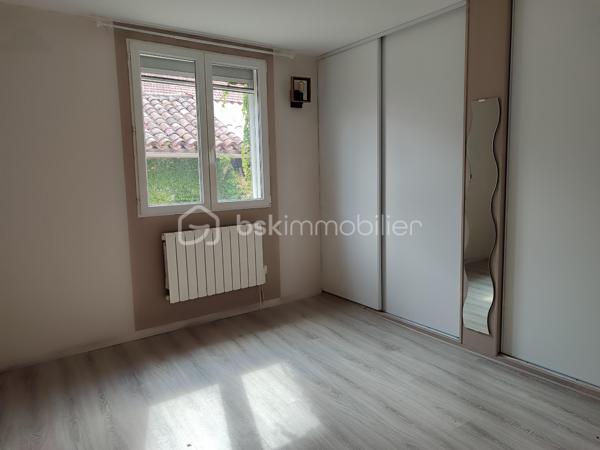 Idéalement située au centre-ville de Fleurance, cette charmante maison rénovée et baignée de lumière vous offre un mode de vie privilégié où tout se fait à pied : commerces, services, cinéma, théâtre,école,collège, bibliothèque et les deux marchés hebdomadaires sont accessibles en moins de 5 minutes.
Que vous recherchiez le confort absolu du plein-pied ou un premier nid douillet évolutif pour votre famille, ce bien s'adapte à tous vos projets.
Au rez-de-chaussée :
Une vie de plein-pied facilitée avec une chambre dédiée et une salle d'eau moderne équipée d'une douche à l'italienne.
Une pièce de vie agréable avec une cuisine moderne et fonctionnelle.
À l'étage :
Trois chambres lumineuses , de grands placards aménagés
Une salle de bain
Des combles aménageables offrant un beau potentiel d'agrandissement.
Les extérieurs et annexes :
Une cour privative, intime et totalement à l'abri des regards pour profiter des beaux jours au calme.
Une dépendance avec étage (accessible depuis la cour ou par une ruelle) à aménager selon vos envies (atelier, studio, bureau).
Côté prestations : Isolation efficace et menuiseries double vitrage PVC , moustiquaires.
Chauffage performant et économique par poêle à granulés (pellets).
Un bien rare combinant confort moderne, charme et accessibilité tout-à-pied.
CONTACT :Christine ROUVIÈRE — 06 62 36 31 12