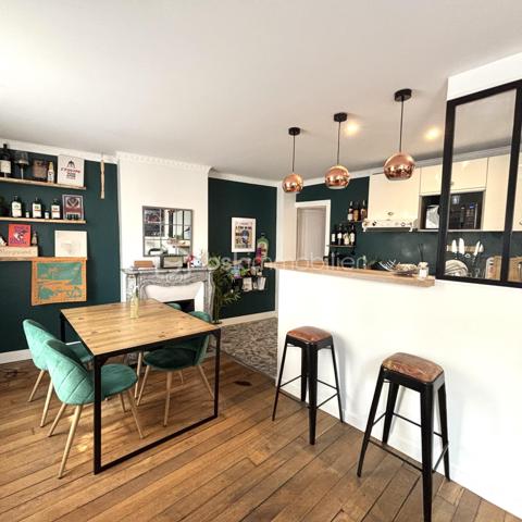 Situé rue Louis Blanc, dans le 10ᵉ arrondissement de Paris, à proximité immédiate du célèbre Canal Saint-Martin, découvrez ce bel appartement de 54 m², au 1ᵉʳ étage d’un immeuble de 4 étages.

Vendu LOUE ! fin du bail août 2027 !

Niché dans un environnement urbain dynamique et convivial, ce bien offre un cadre de vie agréable, alliant confort, praticité et charme parisien. Idéal pour un couple, une petite famille ou un investissement locatif.

L’appartement se compose de :

Une entrée accueillante.
Une cuisine ouverte, récemment aménagée et équipée, avec comptoir et verrière, parfaite pour partager des moments conviviaux.
Un séjour lumineux avec cheminée, apportant une véritable touche de caractère.
Deux belles chambres, offrant de beaux volumes et de nombreuses possibilités d’aménagement.
Une salle d’eau moderne avec cabine de douche, vasque et WC.
Un coin buanderie pratique au quotidien.

Une cave complète ce bien, offrant un espace de rangement supplémentaire très appréciable à Paris.

Profitez pleinement de la vie parisienne dans un quartier vivant et recherché, à proximité des commerces, restaurants, transports et de toutes les commodités.

Le Canal Saint-Martin, ses promenades, ses cafés et son ambiance unique sont tout proches. Un emplacement idéal pour profiter de Paris à pied ou en transports en commun.

Le bien peut être vendu meublés  clés en main !  

Taxe foncière : 686 euros / mois
Charges de copropriété : 137 euros / mois
Chauffage individuel électrique