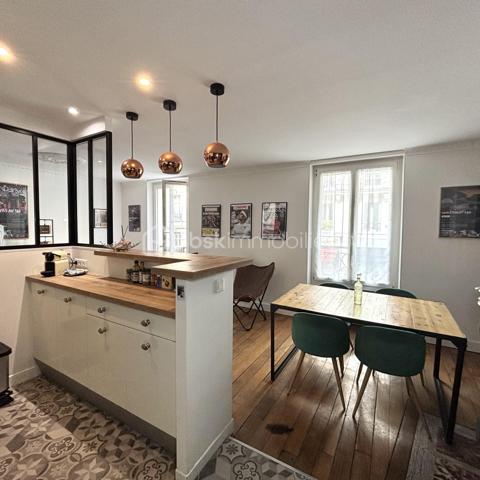 Situé rue Louis Blanc, dans le 10ᵉ arrondissement de Paris, à proximité immédiate du célèbre Canal Saint-Martin, découvrez ce bel appartement de 54 m², au 1ᵉʳ étage d’un immeuble de 4 étages.

Vendu LOUE ! fin du bail août 2027 !

Niché dans un environnement urbain dynamique et convivial, ce bien offre un cadre de vie agréable, alliant confort, praticité et charme parisien. Idéal pour un couple, une petite famille ou un investissement locatif.

L’appartement se compose de :

Une entrée accueillante.
Une cuisine ouverte, récemment aménagée et équipée, avec comptoir et verrière, parfaite pour partager des moments conviviaux.
Un séjour lumineux avec cheminée, apportant une véritable touche de caractère.
Deux belles chambres, offrant de beaux volumes et de nombreuses possibilités d’aménagement.
Une salle d’eau moderne avec cabine de douche, vasque et WC.
Un coin buanderie pratique au quotidien.

Une cave complète ce bien, offrant un espace de rangement supplémentaire très appréciable à Paris.

Profitez pleinement de la vie parisienne dans un quartier vivant et recherché, à proximité des commerces, restaurants, transports et de toutes les commodités.

Le Canal Saint-Martin, ses promenades, ses cafés et son ambiance unique sont tout proches. Un emplacement idéal pour profiter de Paris à pied ou en transports en commun.

Le bien peut être vendu meublés  clés en main !  

Taxe foncière : 686 euros / mois
Charges de copropriété : 137 euros / mois
Chauffage individuel électrique