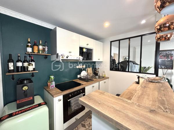 Situé rue Louis Blanc, dans le 10ᵉ arrondissement de Paris, à proximité immédiate du célèbre Canal Saint-Martin, découvrez ce bel appartement de 54 m², au 1ᵉʳ étage d’un immeuble de 4 étages.

Vendu LOUE ! fin du bail août 2027 !

Niché dans un environnement urbain dynamique et convivial, ce bien offre un cadre de vie agréable, alliant confort, praticité et charme parisien. Idéal pour un couple, une petite famille ou un investissement locatif.

L’appartement se compose de :

Une entrée accueillante.
Une cuisine ouverte, récemment aménagée et équipée, avec comptoir et verrière, parfaite pour partager des moments conviviaux.
Un séjour lumineux avec cheminée, apportant une véritable touche de caractère.
Deux belles chambres, offrant de beaux volumes et de nombreuses possibilités d’aménagement.
Une salle d’eau moderne avec cabine de douche, vasque et WC.
Un coin buanderie pratique au quotidien.

Une cave complète ce bien, offrant un espace de rangement supplémentaire très appréciable à Paris.

Profitez pleinement de la vie parisienne dans un quartier vivant et recherché, à proximité des commerces, restaurants, transports et de toutes les commodités.

Le Canal Saint-Martin, ses promenades, ses cafés et son ambiance unique sont tout proches. Un emplacement idéal pour profiter de Paris à pied ou en transports en commun.

Le bien peut être vendu meublés  clés en main !  

Taxe foncière : 686 euros / mois
Charges de copropriété : 137 euros / mois
Chauffage individuel électrique