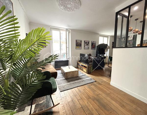 Situé rue Louis Blanc, dans le 10ᵉ arrondissement de Paris, à proximité immédiate du célèbre Canal Saint-Martin, découvrez ce bel appartement de 54 m², au 1ᵉʳ étage d’un immeuble de 4 étages.

Vendu LOUE ! fin du bail août 2027 !

Niché dans un environnement urbain dynamique et convivial, ce bien offre un cadre de vie agréable, alliant confort, praticité et charme parisien. Idéal pour un couple, une petite famille ou un investissement locatif.

L’appartement se compose de :

Une entrée accueillante.
Une cuisine ouverte, récemment aménagée et équipée, avec comptoir et verrière, parfaite pour partager des moments conviviaux.
Un séjour lumineux avec cheminée, apportant une véritable touche de caractère.
Deux belles chambres, offrant de beaux volumes et de nombreuses possibilités d’aménagement.
Une salle d’eau moderne avec cabine de douche, vasque et WC.
Un coin buanderie pratique au quotidien.

Une cave complète ce bien, offrant un espace de rangement supplémentaire très appréciable à Paris.

Profitez pleinement de la vie parisienne dans un quartier vivant et recherché, à proximité des commerces, restaurants, transports et de toutes les commodités.

Le Canal Saint-Martin, ses promenades, ses cafés et son ambiance unique sont tout proches. Un emplacement idéal pour profiter de Paris à pied ou en transports en commun.

Le bien peut être vendu meublés  clés en main !  

Taxe foncière : 686 euros / mois
Charges de copropriété : 137 euros / mois
Chauffage individuel électrique