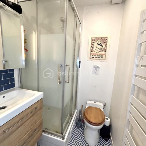 Situé rue Louis Blanc, dans le 10ᵉ arrondissement de Paris, à proximité immédiate du célèbre Canal Saint-Martin, découvrez ce bel appartement de 54 m², au 1ᵉʳ étage d’un immeuble de 4 étages.

Vendu LOUE ! fin du bail août 2027 !

Niché dans un environnement urbain dynamique et convivial, ce bien offre un cadre de vie agréable, alliant confort, praticité et charme parisien. Idéal pour un couple, une petite famille ou un investissement locatif.

L’appartement se compose de :

Une entrée accueillante.
Une cuisine ouverte, récemment aménagée et équipée, avec comptoir et verrière, parfaite pour partager des moments conviviaux.
Un séjour lumineux avec cheminée, apportant une véritable touche de caractère.
Deux belles chambres, offrant de beaux volumes et de nombreuses possibilités d’aménagement.
Une salle d’eau moderne avec cabine de douche, vasque et WC.
Un coin buanderie pratique au quotidien.

Une cave complète ce bien, offrant un espace de rangement supplémentaire très appréciable à Paris.

Profitez pleinement de la vie parisienne dans un quartier vivant et recherché, à proximité des commerces, restaurants, transports et de toutes les commodités.

Le Canal Saint-Martin, ses promenades, ses cafés et son ambiance unique sont tout proches. Un emplacement idéal pour profiter de Paris à pied ou en transports en commun.

Le bien peut être vendu meublés  clés en main !  

Taxe foncière : 686 euros / mois
Charges de copropriété : 137 euros / mois
Chauffage individuel électrique