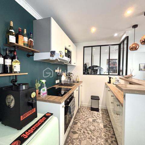 Situé rue Louis Blanc, dans le 10ᵉ arrondissement de Paris, à proximité immédiate du célèbre Canal Saint-Martin, découvrez ce bel appartement de 54 m², au 1ᵉʳ étage d’un immeuble de 4 étages.

Vendu LOUE ! fin du bail août 2027 !

Niché dans un environnement urbain dynamique et convivial, ce bien offre un cadre de vie agréable, alliant confort, praticité et charme parisien. Idéal pour un couple, une petite famille ou un investissement locatif.

L’appartement se compose de :

Une entrée accueillante.
Une cuisine ouverte, récemment aménagée et équipée, avec comptoir et verrière, parfaite pour partager des moments conviviaux.
Un séjour lumineux avec cheminée, apportant une véritable touche de caractère.
Deux belles chambres, offrant de beaux volumes et de nombreuses possibilités d’aménagement.
Une salle d’eau moderne avec cabine de douche, vasque et WC.
Un coin buanderie pratique au quotidien.

Une cave complète ce bien, offrant un espace de rangement supplémentaire très appréciable à Paris.

Profitez pleinement de la vie parisienne dans un quartier vivant et recherché, à proximité des commerces, restaurants, transports et de toutes les commodités.

Le Canal Saint-Martin, ses promenades, ses cafés et son ambiance unique sont tout proches. Un emplacement idéal pour profiter de Paris à pied ou en transports en commun.

Le bien peut être vendu meublés  clés en main !  

Taxe foncière : 686 euros / mois
Charges de copropriété : 137 euros / mois
Chauffage individuel électrique