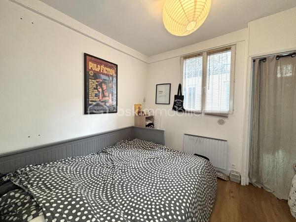 Situé rue Louis Blanc, dans le 10ᵉ arrondissement de Paris, à proximité immédiate du célèbre Canal Saint-Martin, découvrez ce bel appartement de 54 m², au 1ᵉʳ étage d’un immeuble de 4 étages.

Vendu LOUE ! fin du bail août 2027 !

Niché dans un environnement urbain dynamique et convivial, ce bien offre un cadre de vie agréable, alliant confort, praticité et charme parisien. Idéal pour un couple, une petite famille ou un investissement locatif.

L’appartement se compose de :

Une entrée accueillante.
Une cuisine ouverte, récemment aménagée et équipée, avec comptoir et verrière, parfaite pour partager des moments conviviaux.
Un séjour lumineux avec cheminée, apportant une véritable touche de caractère.
Deux belles chambres, offrant de beaux volumes et de nombreuses possibilités d’aménagement.
Une salle d’eau moderne avec cabine de douche, vasque et WC.
Un coin buanderie pratique au quotidien.

Une cave complète ce bien, offrant un espace de rangement supplémentaire très appréciable à Paris.

Profitez pleinement de la vie parisienne dans un quartier vivant et recherché, à proximité des commerces, restaurants, transports et de toutes les commodités.

Le Canal Saint-Martin, ses promenades, ses cafés et son ambiance unique sont tout proches. Un emplacement idéal pour profiter de Paris à pied ou en transports en commun.

Le bien peut être vendu meublés  clés en main !  

Taxe foncière : 686 euros / mois
Charges de copropriété : 137 euros / mois
Chauffage individuel électrique