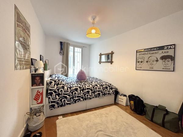 Situé rue Louis Blanc, dans le 10ᵉ arrondissement de Paris, à proximité immédiate du célèbre Canal Saint-Martin, découvrez ce bel appartement de 54 m², au 1ᵉʳ étage d’un immeuble de 4 étages.

Vendu LOUE ! fin du bail août 2027 !

Niché dans un environnement urbain dynamique et convivial, ce bien offre un cadre de vie agréable, alliant confort, praticité et charme parisien. Idéal pour un couple, une petite famille ou un investissement locatif.

L’appartement se compose de :

Une entrée accueillante.
Une cuisine ouverte, récemment aménagée et équipée, avec comptoir et verrière, parfaite pour partager des moments conviviaux.
Un séjour lumineux avec cheminée, apportant une véritable touche de caractère.
Deux belles chambres, offrant de beaux volumes et de nombreuses possibilités d’aménagement.
Une salle d’eau moderne avec cabine de douche, vasque et WC.
Un coin buanderie pratique au quotidien.

Une cave complète ce bien, offrant un espace de rangement supplémentaire très appréciable à Paris.

Profitez pleinement de la vie parisienne dans un quartier vivant et recherché, à proximité des commerces, restaurants, transports et de toutes les commodités.

Le Canal Saint-Martin, ses promenades, ses cafés et son ambiance unique sont tout proches. Un emplacement idéal pour profiter de Paris à pied ou en transports en commun.

Le bien peut être vendu meublés  clés en main !  

Taxe foncière : 686 euros / mois
Charges de copropriété : 137 euros / mois
Chauffage individuel électrique