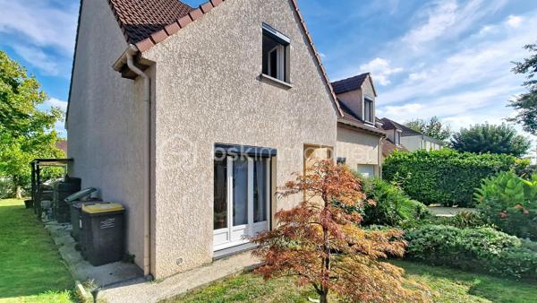 Dans un village à 9mn de CLAYE, maison individuelle composée d'une entrée sur séjour double avec cuisine américaine aménagée, l'ensemble ouvrant sur une grande véranda, une chambre, salle d'eau, WC, garage. A l'étage dégagement, 4 chambres, salle de bains, WC. Le tout sur un terrain de 501m² sans vis à vis. Les gros + de cette maison de 2001, panneaux solaires, pombe à chaleur, ballon thermodynamique. Abri de jardin