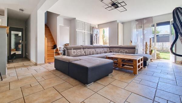 Dans un village à 9mn de CLAYE, maison individuelle composée d'une entrée sur séjour double avec cuisine américaine aménagée, l'ensemble ouvrant sur une grande véranda, une chambre, salle d'eau, WC, garage. A l'étage dégagement, 4 chambres, salle de bains, WC. Le tout sur un terrain de 501m² sans vis à vis. Les gros + de cette maison de 2001, panneaux solaires, pombe à chaleur, ballon thermodynamique. Abri de jardin
