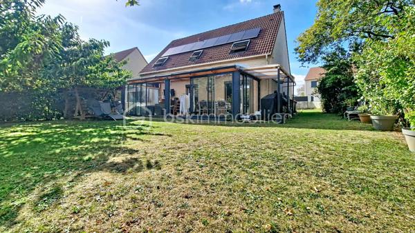Dans un village à 9mn de CLAYE, maison individuelle composée d'une entrée sur séjour double avec cuisine américaine aménagée, l'ensemble ouvrant sur une grande véranda, une chambre, salle d'eau, WC, garage. A l'étage dégagement, 4 chambres, salle de bains, WC. Le tout sur un terrain de 501m² sans vis à vis. Les gros + de cette maison de 2001, panneaux solaires, pombe à chaleur, ballon thermodynamique. Abri de jardin