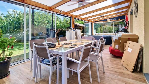 Dans un village à 9mn de CLAYE, maison individuelle composée d'une entrée sur séjour double avec cuisine américaine aménagée, l'ensemble ouvrant sur une grande véranda, une chambre, salle d'eau, WC, garage. A l'étage dégagement, 4 chambres, salle de bains, WC. Le tout sur un terrain de 501m² sans vis à vis. Les gros + de cette maison de 2001, panneaux solaires, pombe à chaleur, ballon thermodynamique. Abri de jardin