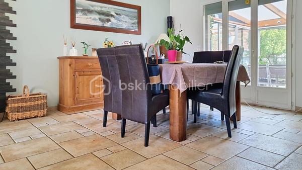 Dans un village à 9mn de CLAYE, maison individuelle composée d'une entrée sur séjour double avec cuisine américaine aménagée, l'ensemble ouvrant sur une grande véranda, une chambre, salle d'eau, WC, garage. A l'étage dégagement, 4 chambres, salle de bains, WC. Le tout sur un terrain de 501m² sans vis à vis. Les gros + de cette maison de 2001, panneaux solaires, pombe à chaleur, ballon thermodynamique. Abri de jardin