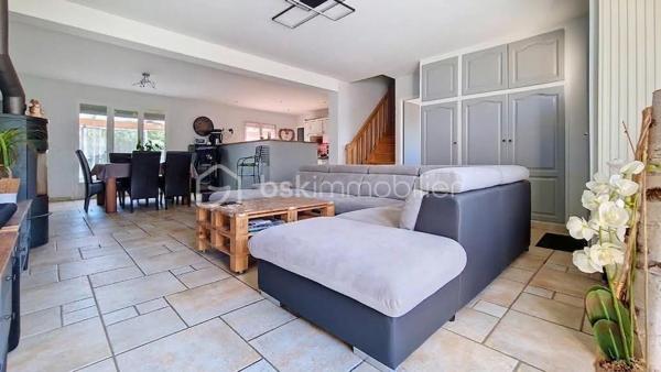 Dans un village à 9mn de CLAYE, maison individuelle composée d'une entrée sur séjour double avec cuisine américaine aménagée, l'ensemble ouvrant sur une grande véranda, une chambre, salle d'eau, WC, garage. A l'étage dégagement, 4 chambres, salle de bains, WC. Le tout sur un terrain de 501m² sans vis à vis. Les gros + de cette maison de 2001, panneaux solaires, pombe à chaleur, ballon thermodynamique. Abri de jardin