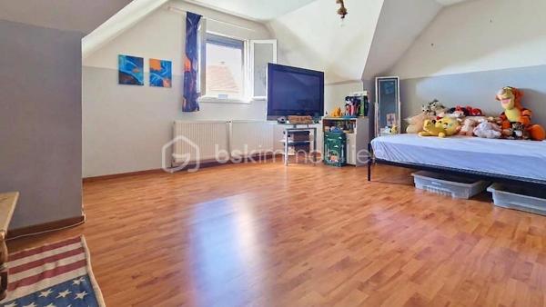 Dans un village à 9mn de CLAYE, maison individuelle composée d'une entrée sur séjour double avec cuisine américaine aménagée, l'ensemble ouvrant sur une grande véranda, une chambre, salle d'eau, WC, garage. A l'étage dégagement, 4 chambres, salle de bains, WC. Le tout sur un terrain de 501m² sans vis à vis. Les gros + de cette maison de 2001, panneaux solaires, pombe à chaleur, ballon thermodynamique. Abri de jardin