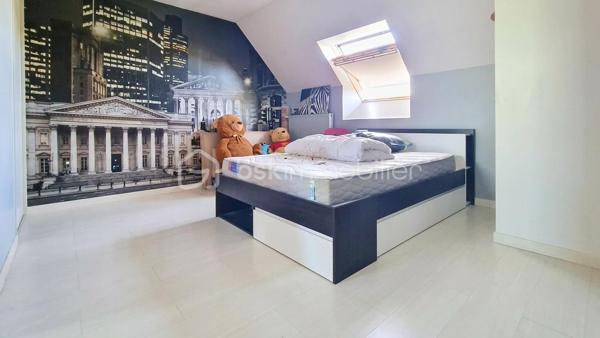 Dans un village à 9mn de CLAYE, maison individuelle composée d'une entrée sur séjour double avec cuisine américaine aménagée, l'ensemble ouvrant sur une grande véranda, une chambre, salle d'eau, WC, garage. A l'étage dégagement, 4 chambres, salle de bains, WC. Le tout sur un terrain de 501m² sans vis à vis. Les gros + de cette maison de 2001, panneaux solaires, pombe à chaleur, ballon thermodynamique. Abri de jardin