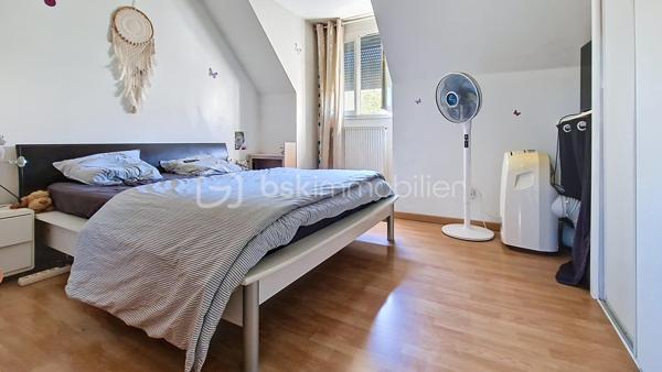 Dans un village à 9mn de CLAYE, maison individuelle composée d'une entrée sur séjour double avec cuisine américaine aménagée, l'ensemble ouvrant sur une grande véranda, une chambre, salle d'eau, WC, garage. A l'étage dégagement, 4 chambres, salle de bains, WC. Le tout sur un terrain de 501m² sans vis à vis. Les gros + de cette maison de 2001, panneaux solaires, pombe à chaleur, ballon thermodynamique. Abri de jardin