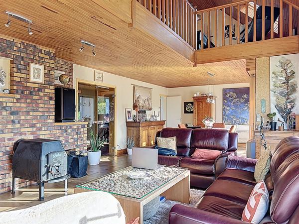 Maison d'architecte, 4 chambres et vie de plain pied, sur sous-sol, Gouezec