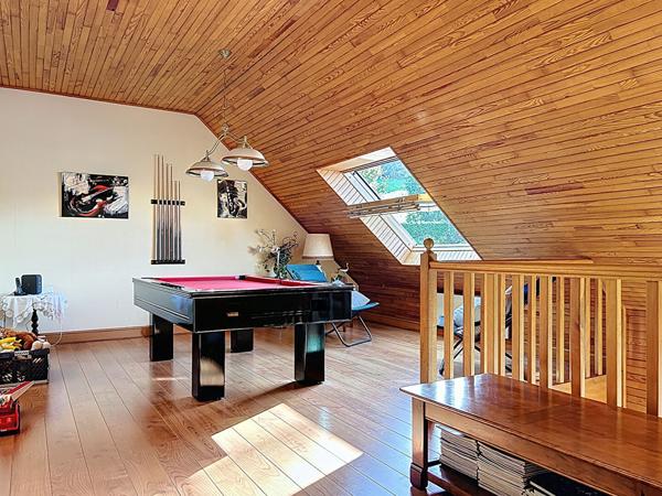 Maison d'architecte, 4 chambres et vie de plain pied, sur sous-sol, Gouezec