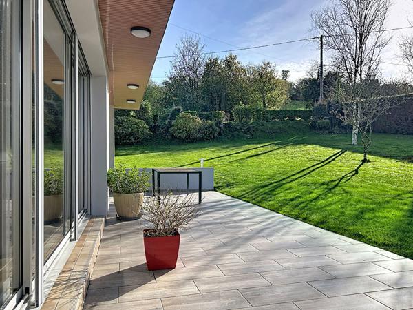 Maison d'architecte, 4 chambres et vie de plain pied, sur sous-sol, Gouezec